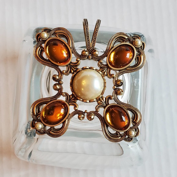 Rare Swarovski SAL large Maltese pendant with imotation pearl and topaz. - Picture 1 of 6